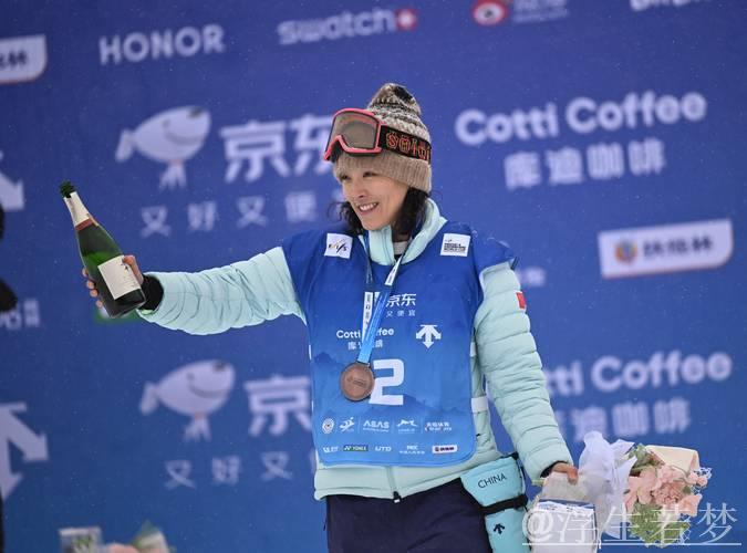 蔡雪桐在U型场地世界杯单板滑雪中夺得季军 蔡雪桐在U型场地世界杯单板滑雪中夺得季军